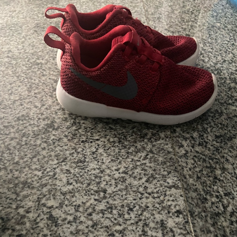 Nike roshi size 9c